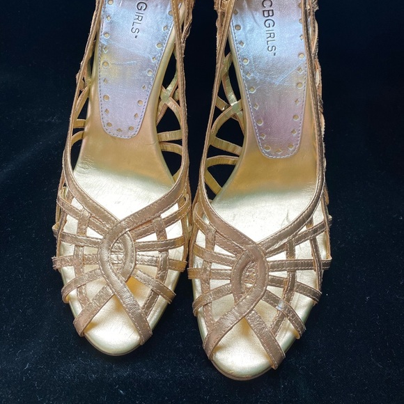 Golden heel 👠 4 in. They were only used 1 time. - Picture 2 of 5